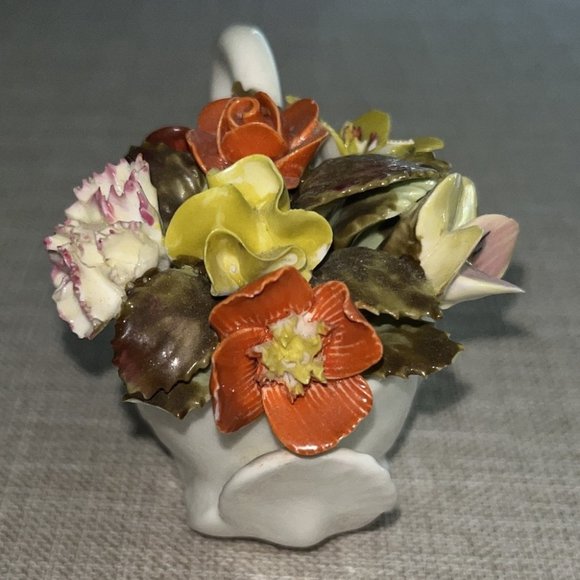 Vintage White Porcelain Swan with Flower Bouquet Figurine Collectable - Picture 3 of 4